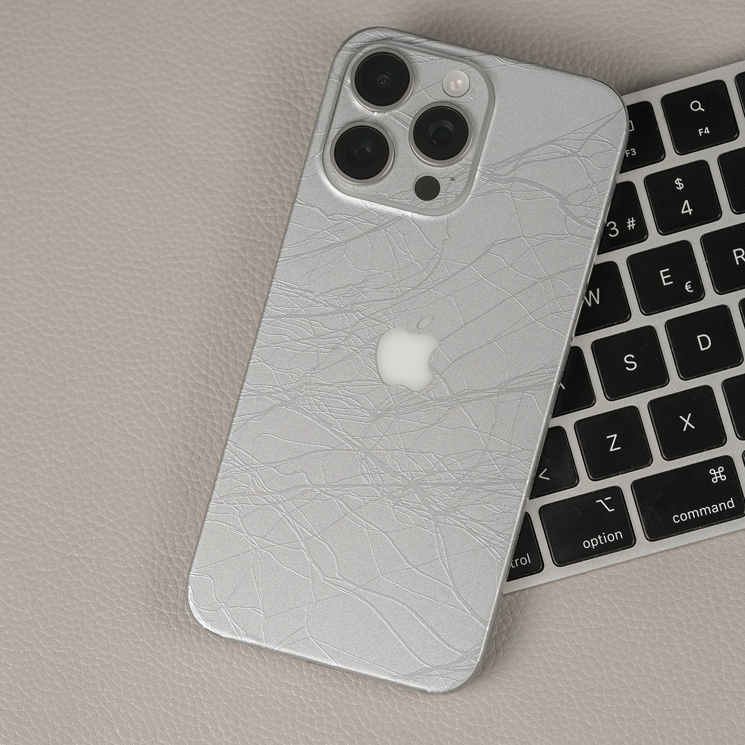 Skin Premium Venom Platinium iPhone 15 Pro Max