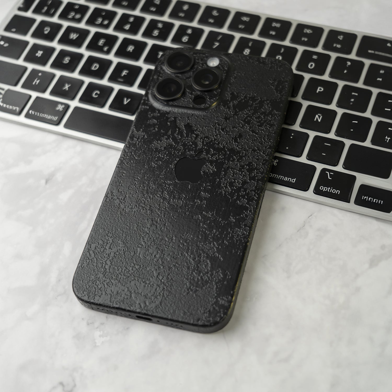 Skin Premium Atlas Oscuro iPhone 15 Pro Max