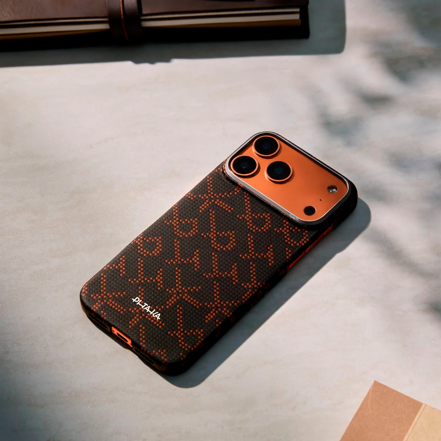 Case Pitaka Edge para iPhone 17 Pro Max - Monogram
