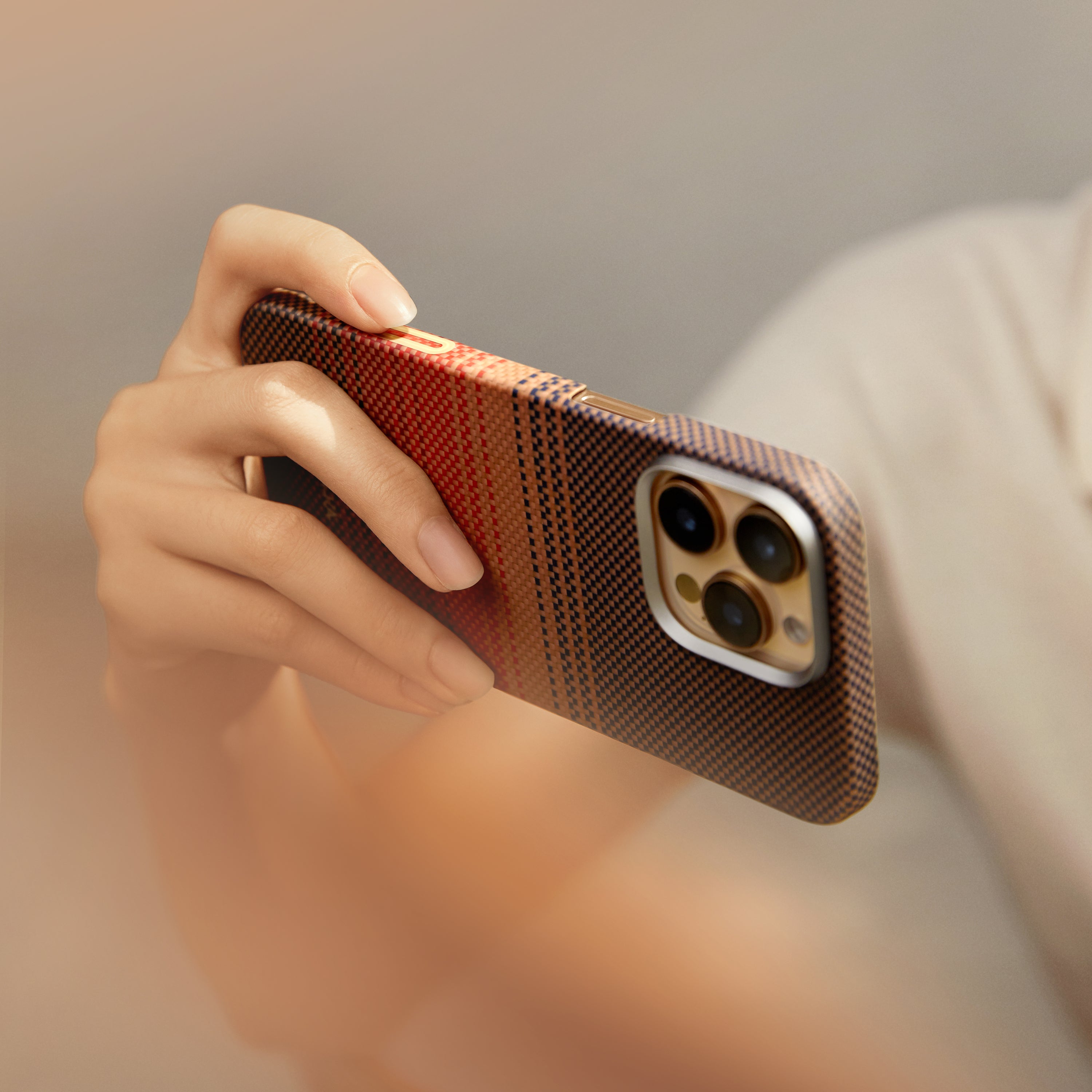 Case Pitaka Moment · Sunset PitaTap - iPhone 16 Pro